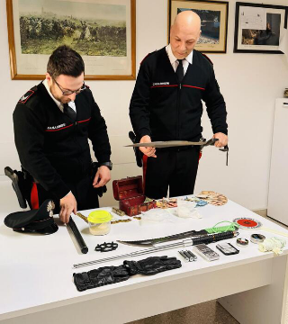 Porto Recanati - In casa 140 grammi di cocaina, machete e tirapugni: arrestato 45enne